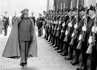 Пиночет перед строем. Один